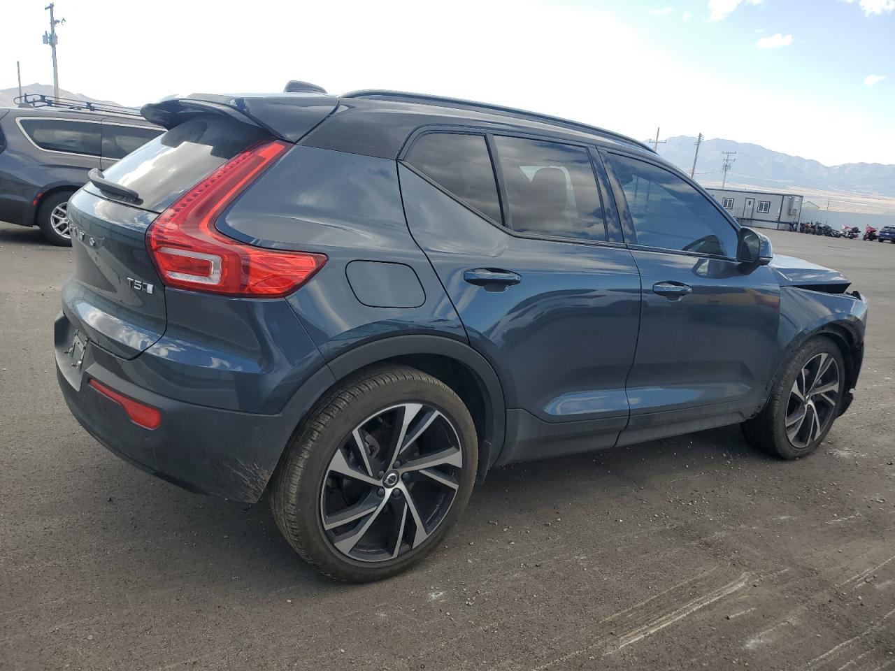 2022 Volvo XC40 - Image 3
