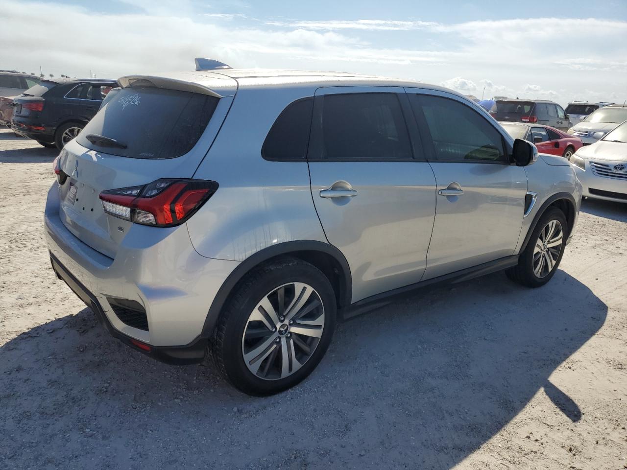 2021 Mitsubishi Outlander - Image 3