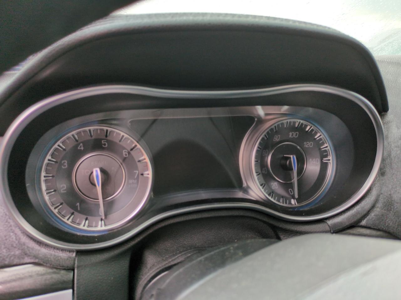 2017 Chrysler 300 - Image 9