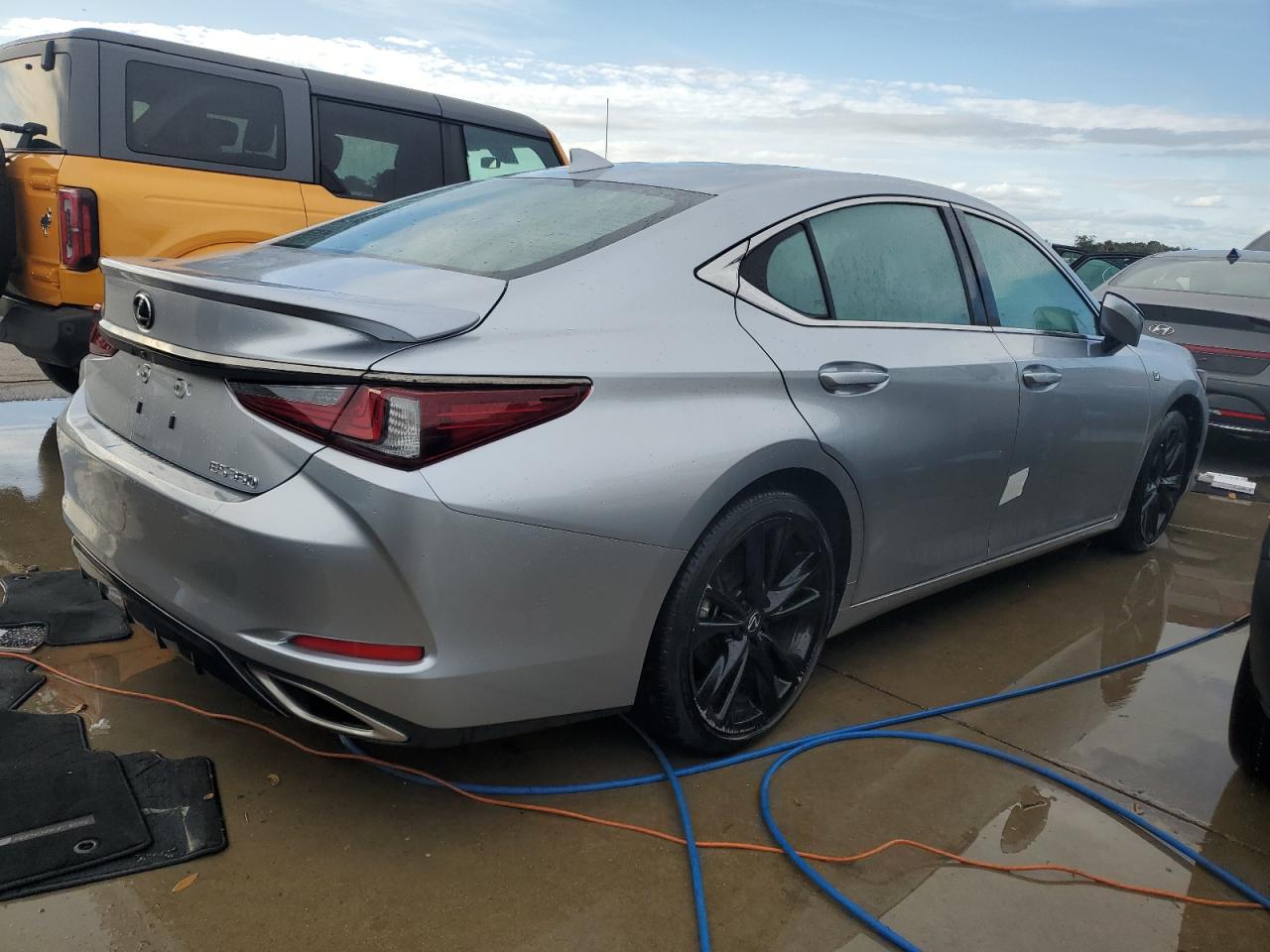 2022 Lexus ES - Image 3