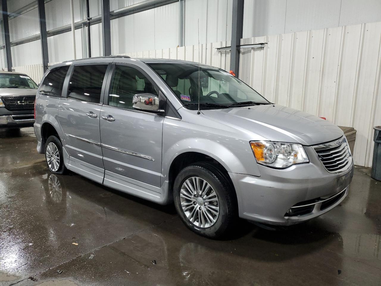 2014 Chrysler Town & Country - Image 4