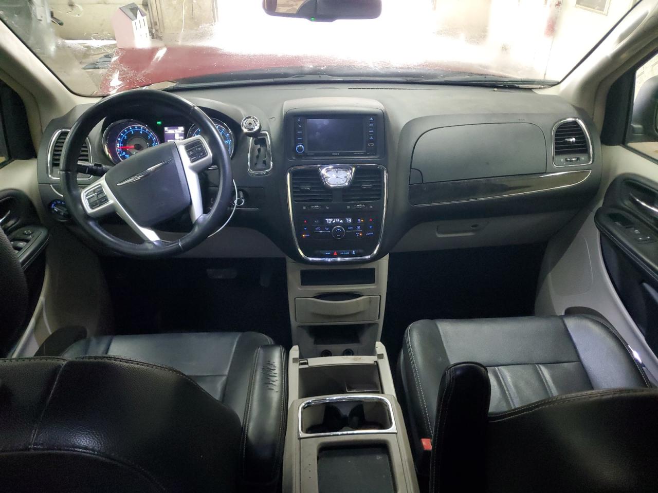 2015 Chrysler Town & Country - Image 8