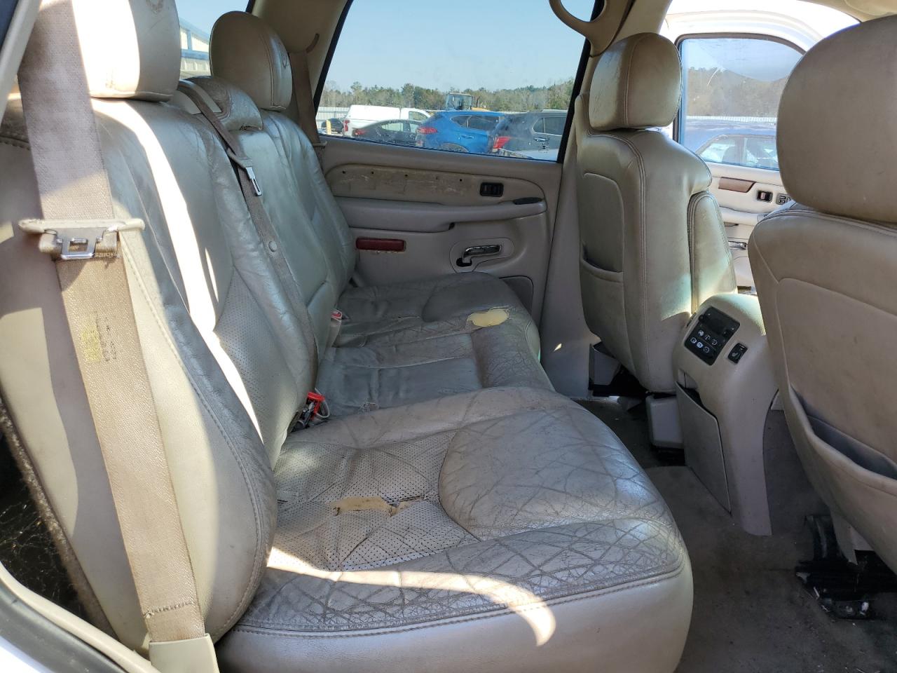 2005 Cadillac Escalade - Image 11
