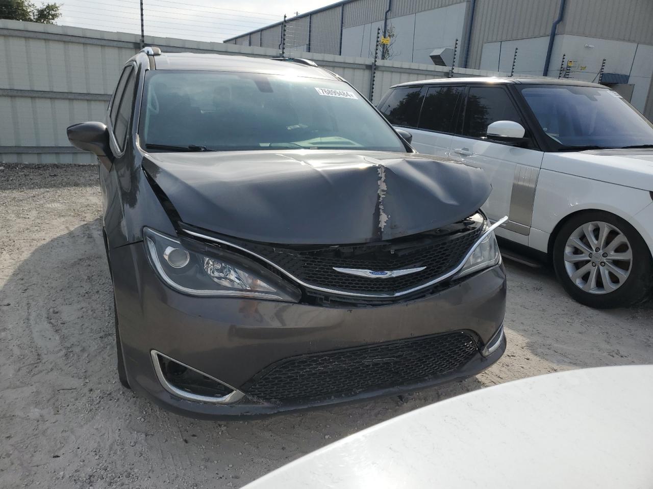 2018 Chrysler Pacifica - Image 5