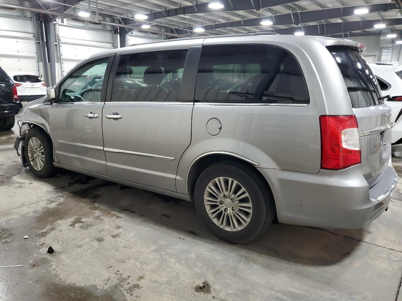 2016 Chrysler Town & Country - Image 2