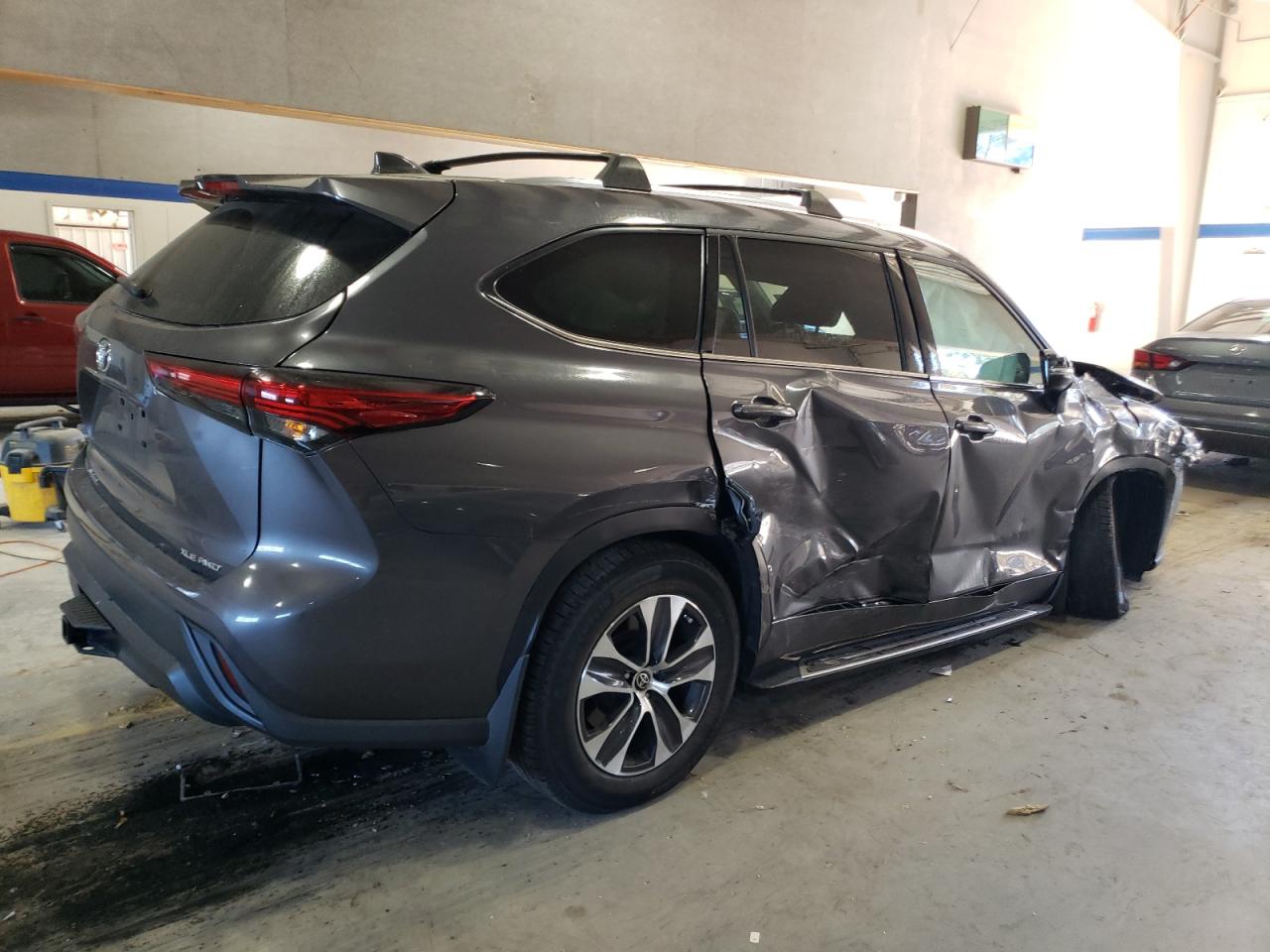 2021 Toyota Highlander - Image 2
