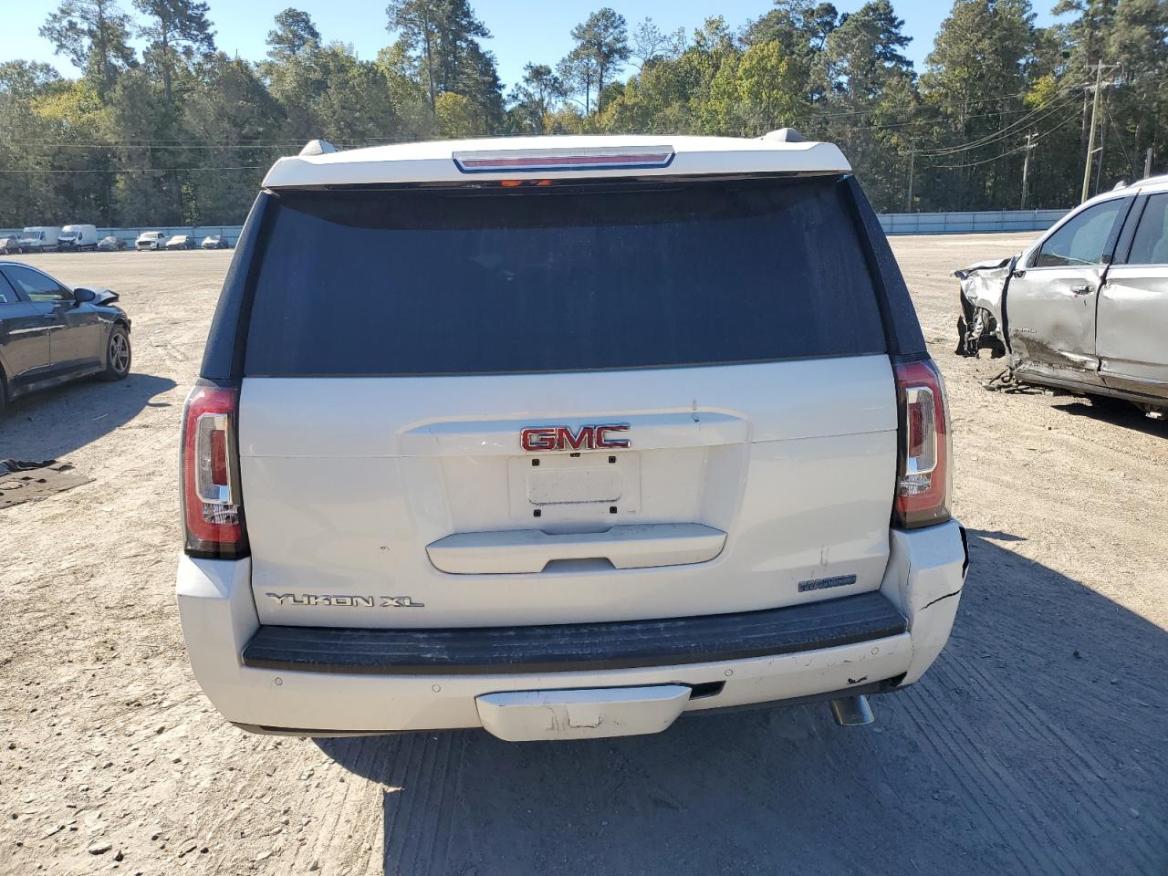 2015 GMC Yukon - Image 6