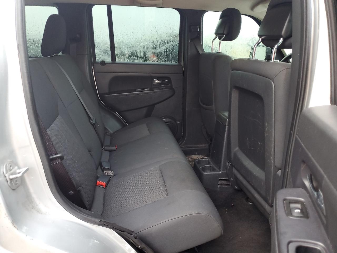 2012 Jeep Liberty (North America) - Image 11