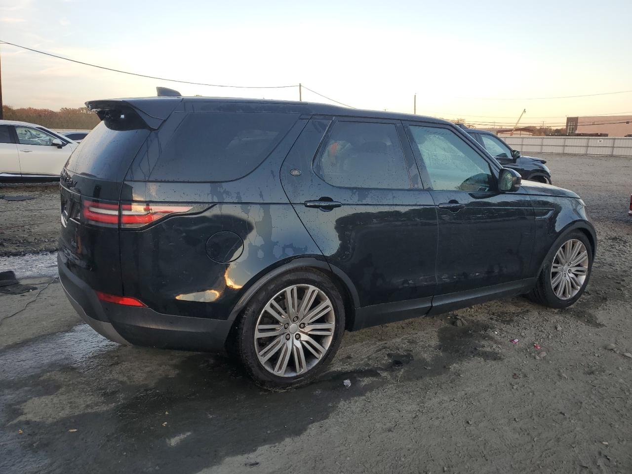 2017 Land Rover Discovery - Image 3
