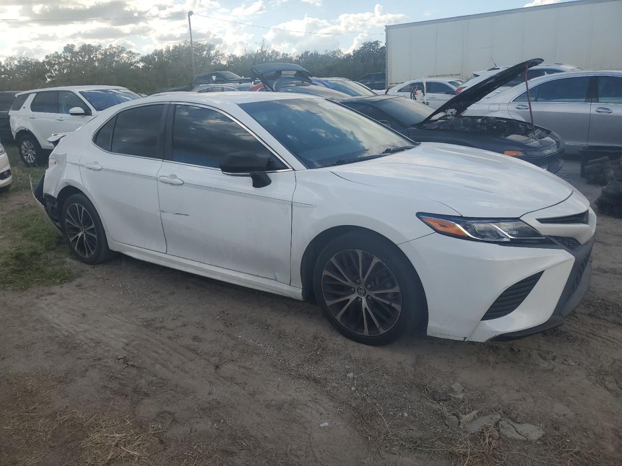 VIN 4T1B11HK3JU593795 2018 TOYOTA CAMRY no.4