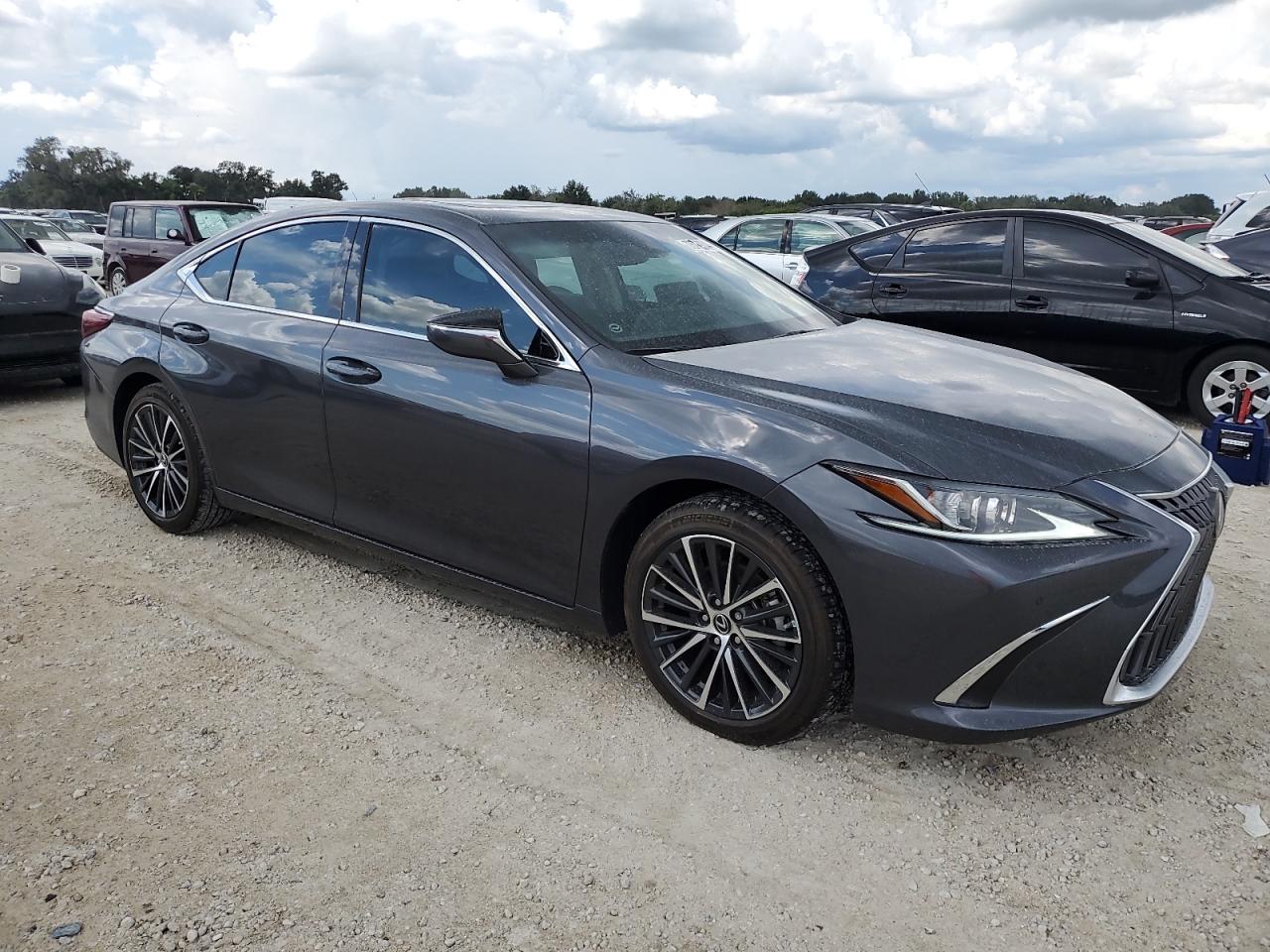 2023 Lexus ES - Image 4