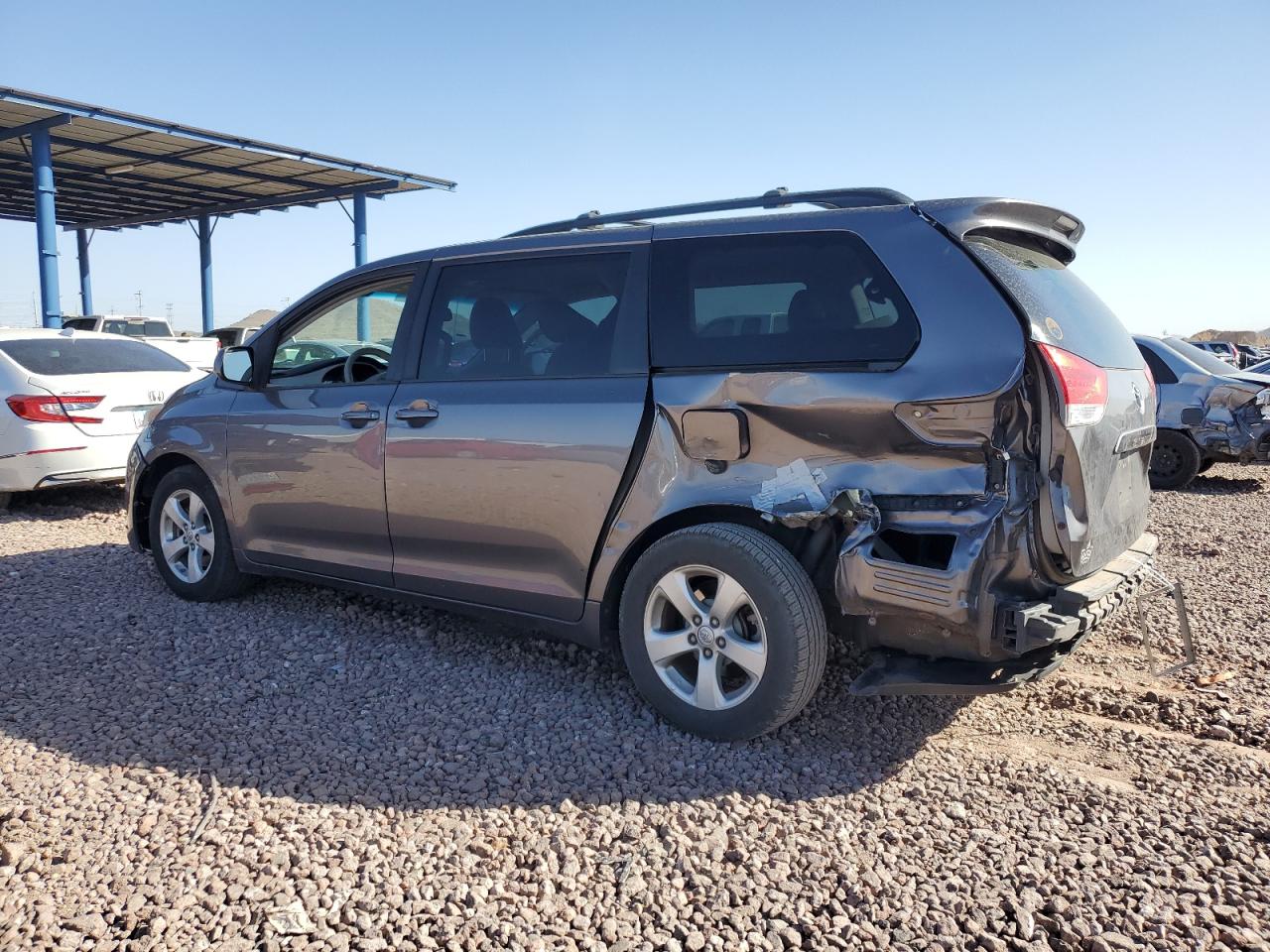 2014 Toyota Sienna - Image 2