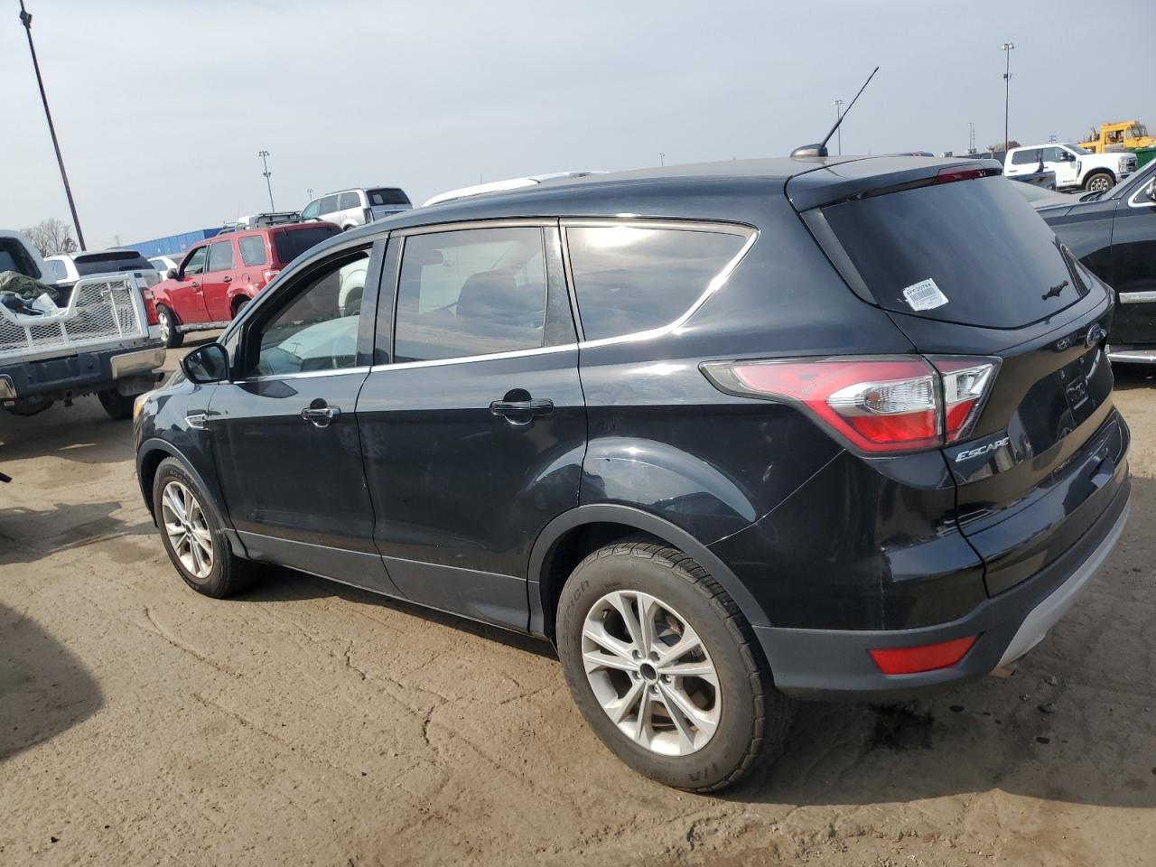 VIN 1FMCU0GDXHUA38328 2017 FORD ESCAPE no.2