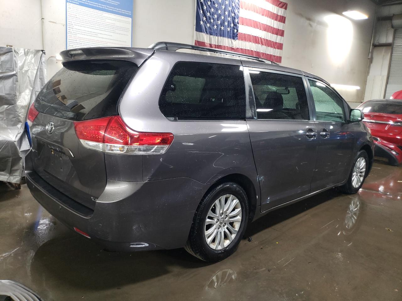 2012 Toyota Sienna - Image 3