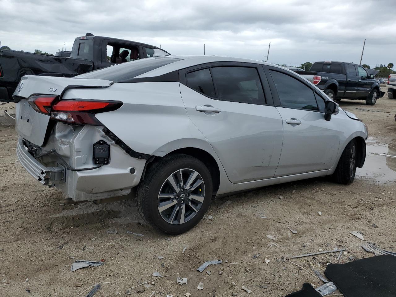 2021 Nissan Versa - Image 3