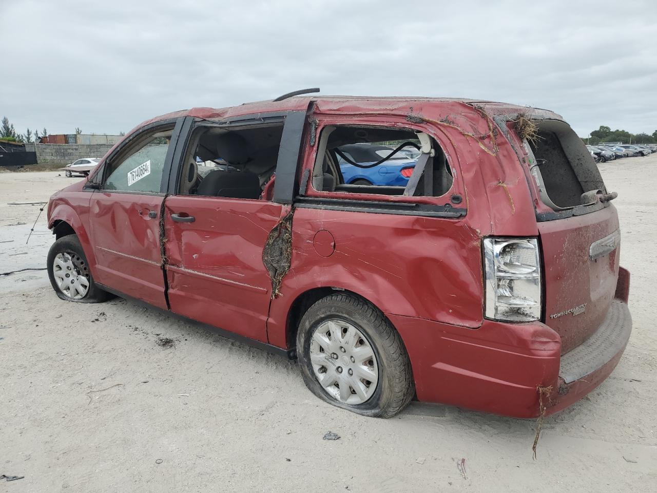 2008 Chrysler Town & Country - Image 2