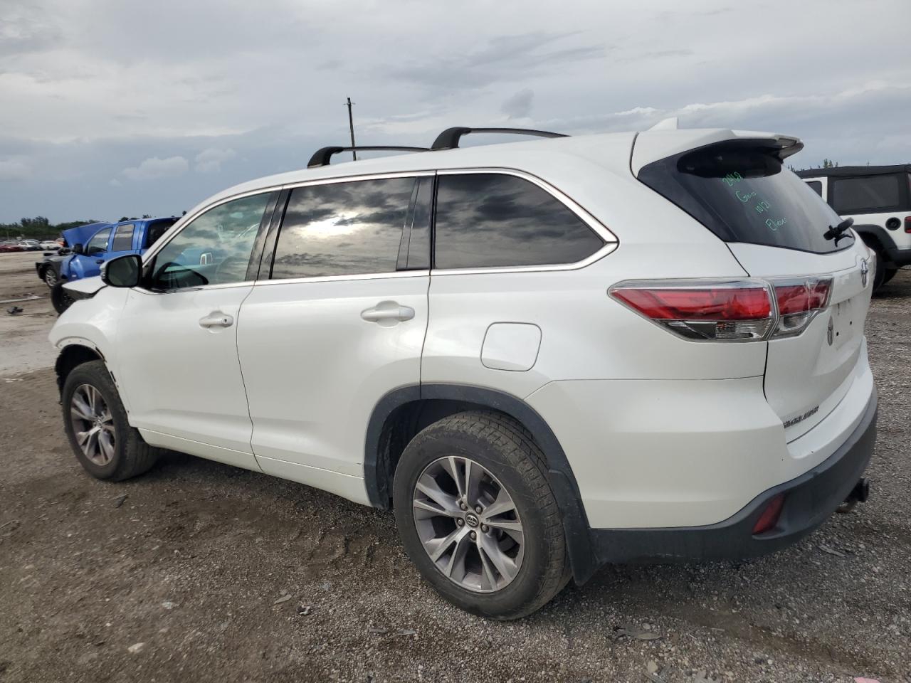 2016 Toyota Highlander - Image 2