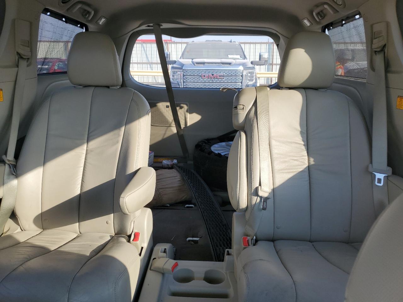 2011 Toyota Sienna - Image 10