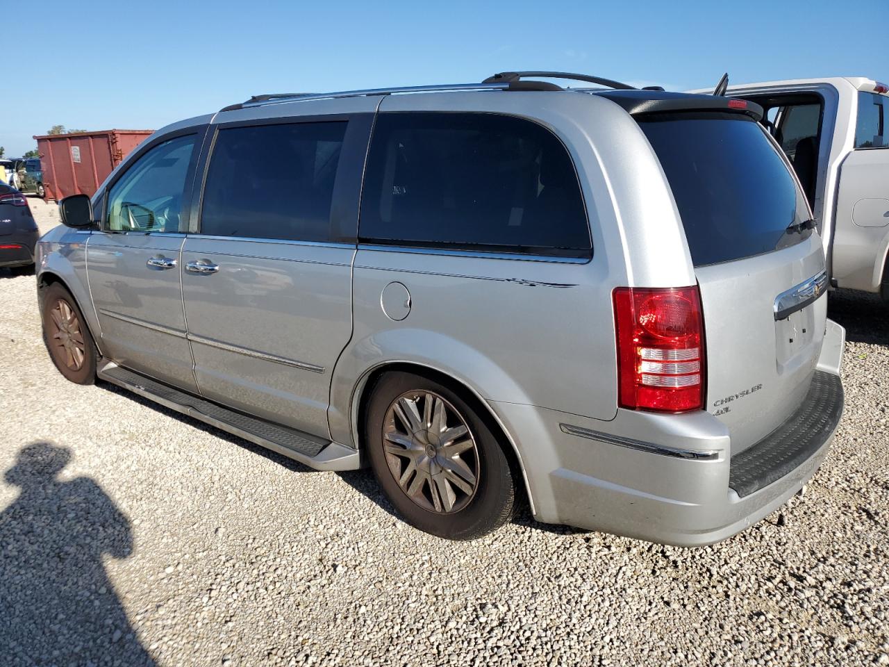 2010 Chrysler Town & Country - Image 2