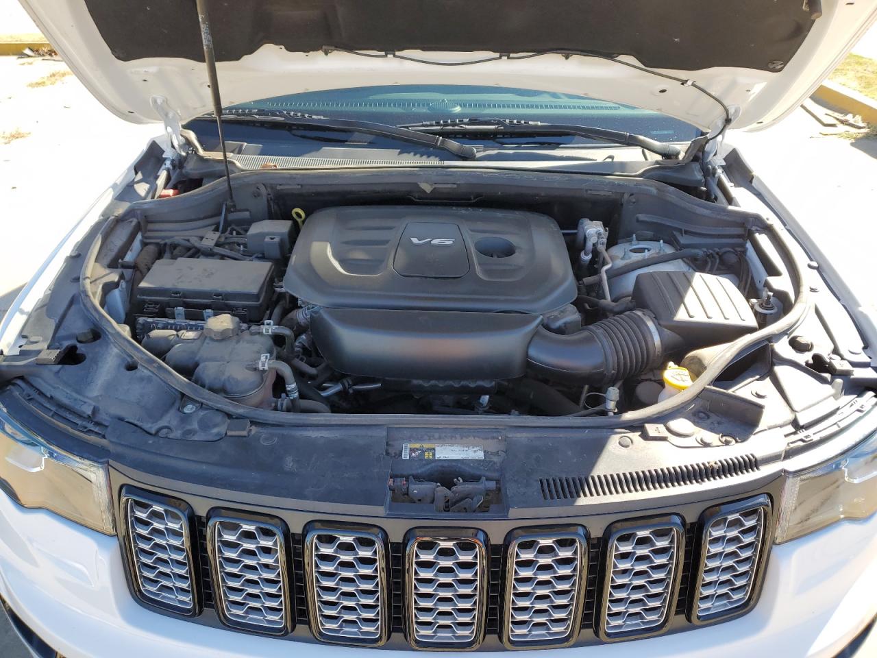 2017 Jeep Grand Cherokee - Image 12