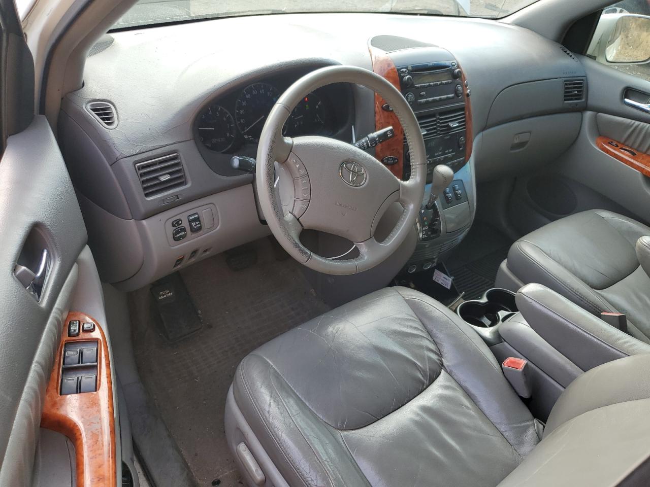 2010 Toyota Sienna - Image 8