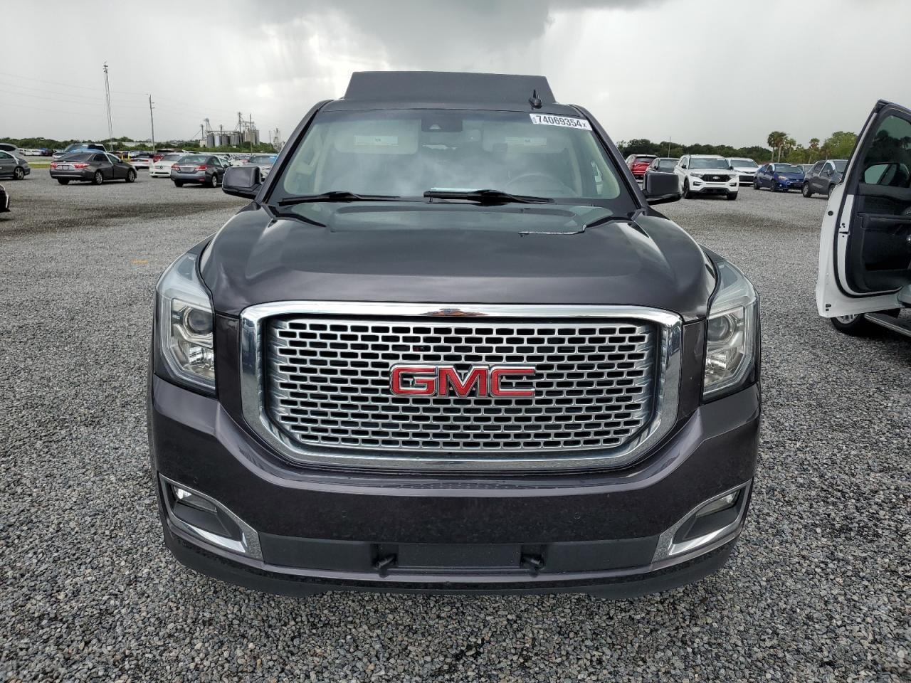 2017 GMC Yukon - Image 5