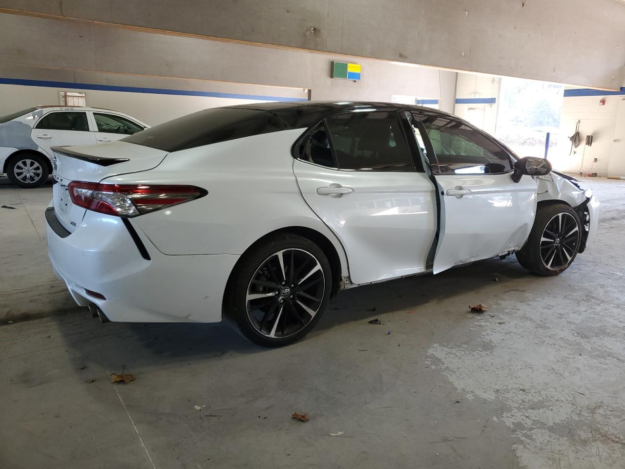 Auction sale of the 2018 TOYOTA CAMRY , vin: 4T1B61HK9JU153467, lot number: 77275574