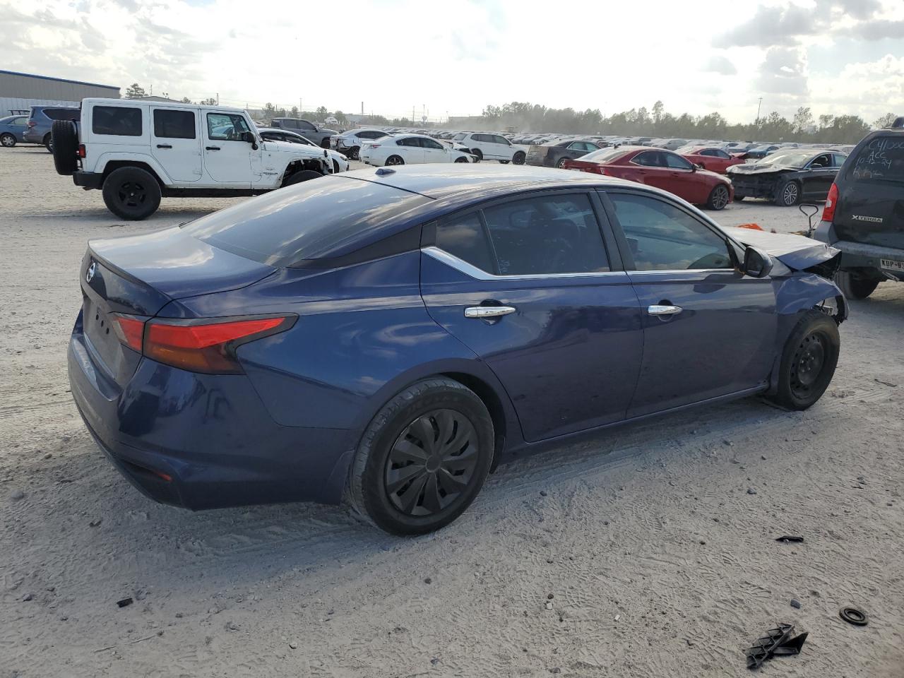 2020 Nissan Altima - Image 3