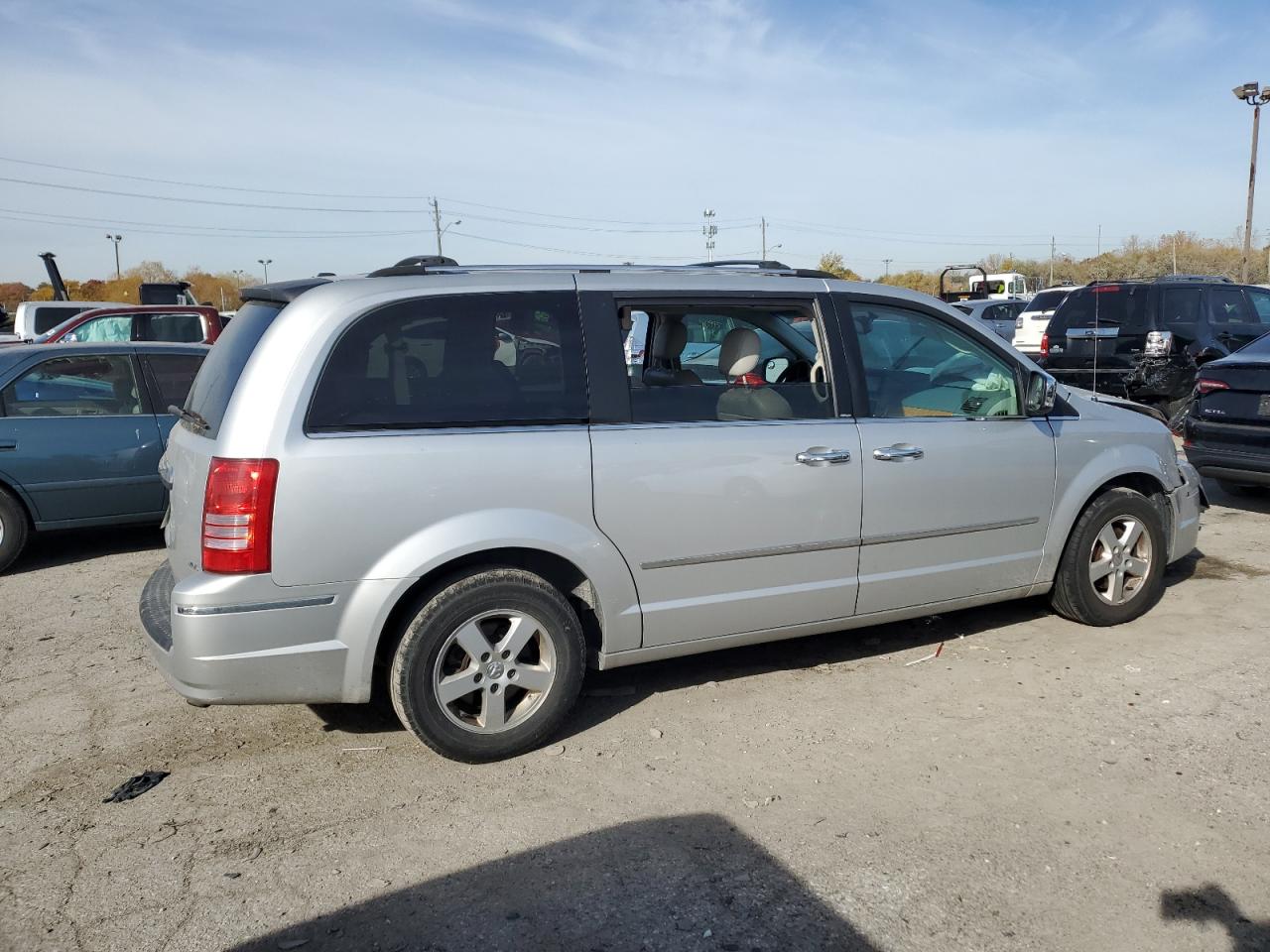 2008 Chrysler Town & Country - Image 3
