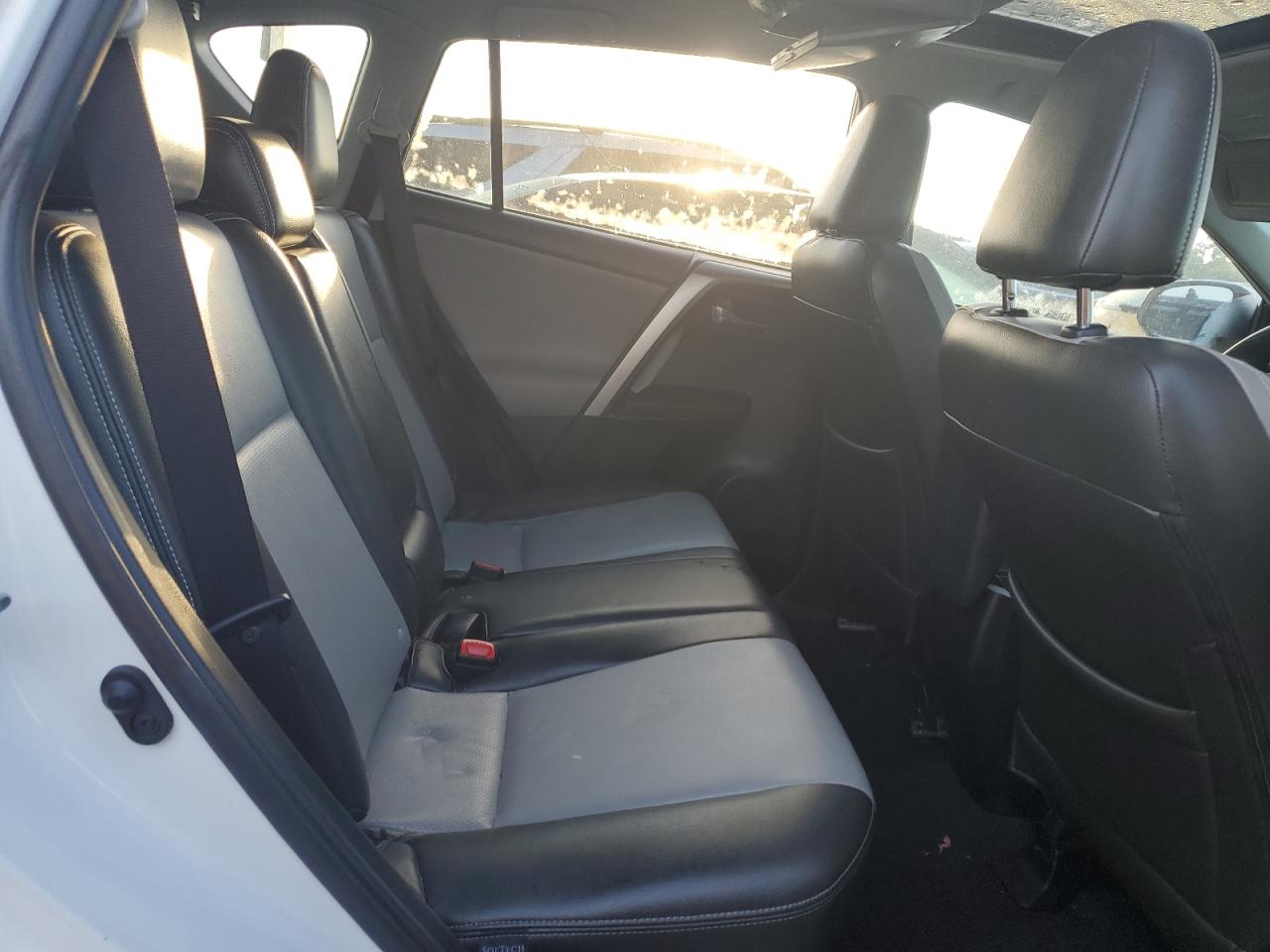 2T3WFREV7FW139046 2015 Toyota Rav4 Xle