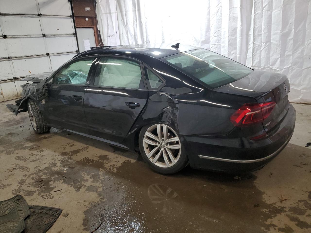 2019 Volkswagen Passat - Image 2