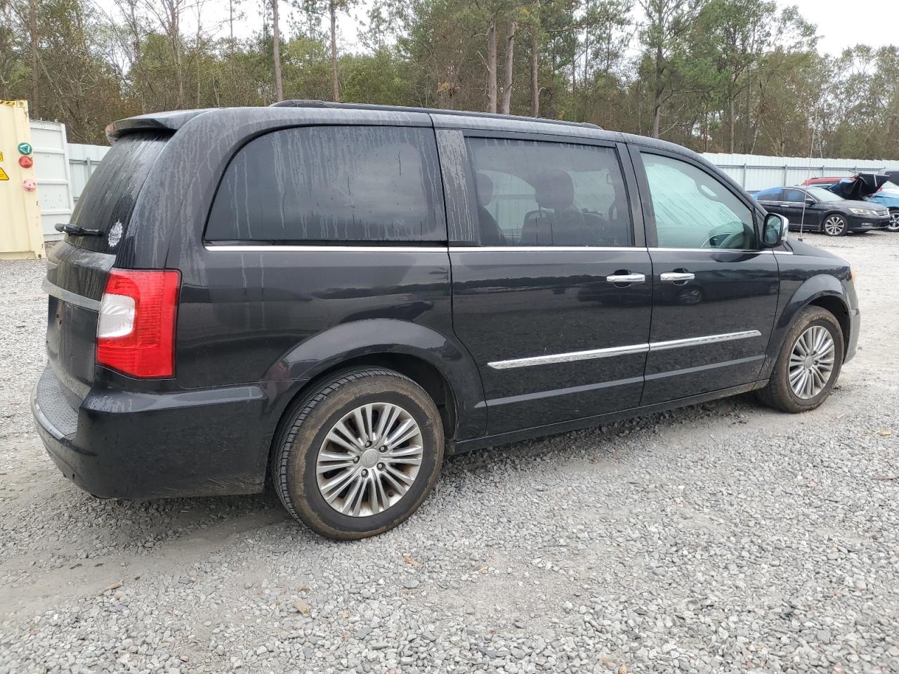 2014 Chrysler Town & Country - Image 3