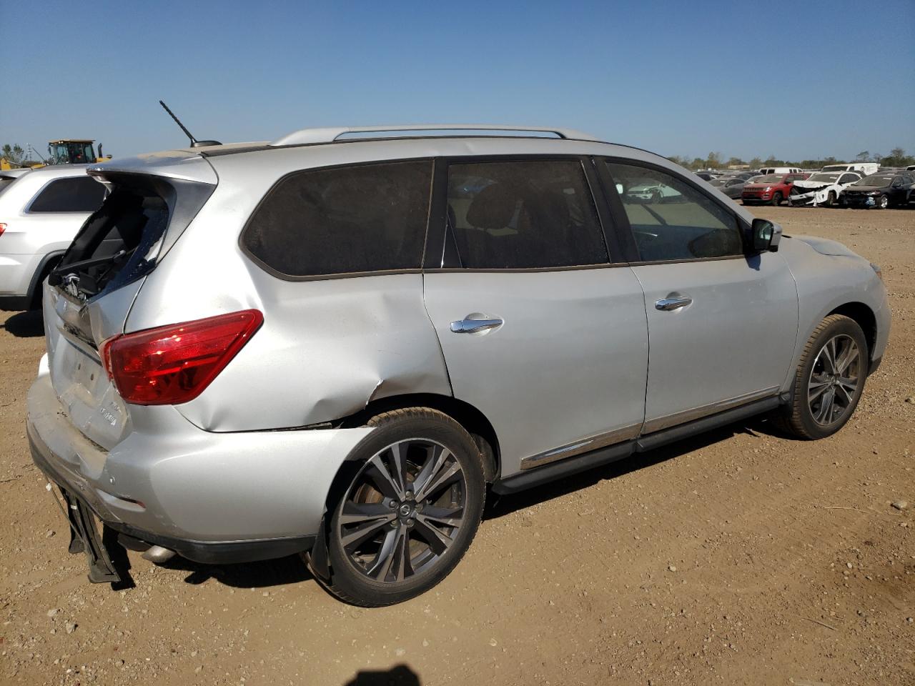 2017 Nissan Pathfinder - Image 3