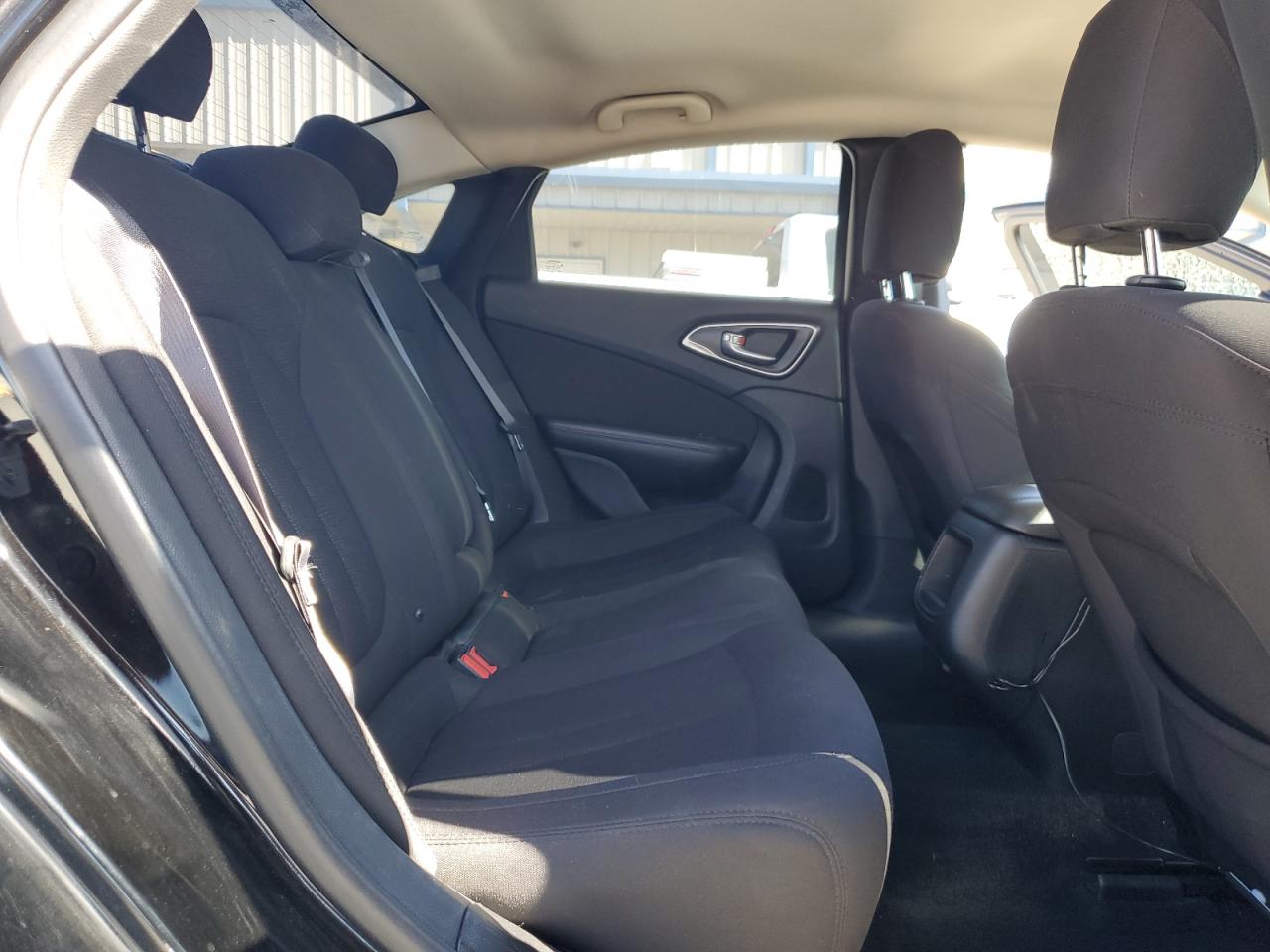 2015 Chrysler 200 - Image 10