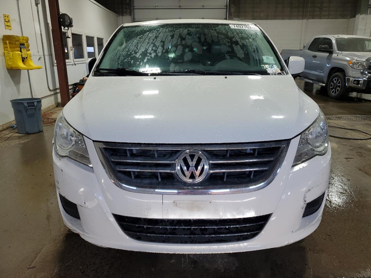 2010 Volkswagen Routan - Image 5