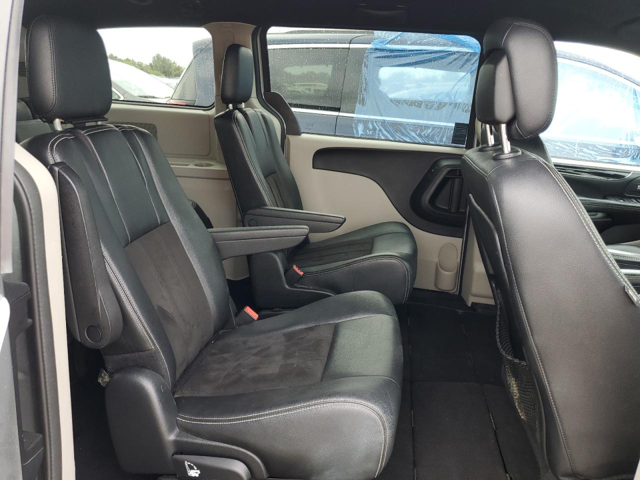 2020 Dodge Caravan - Image 11