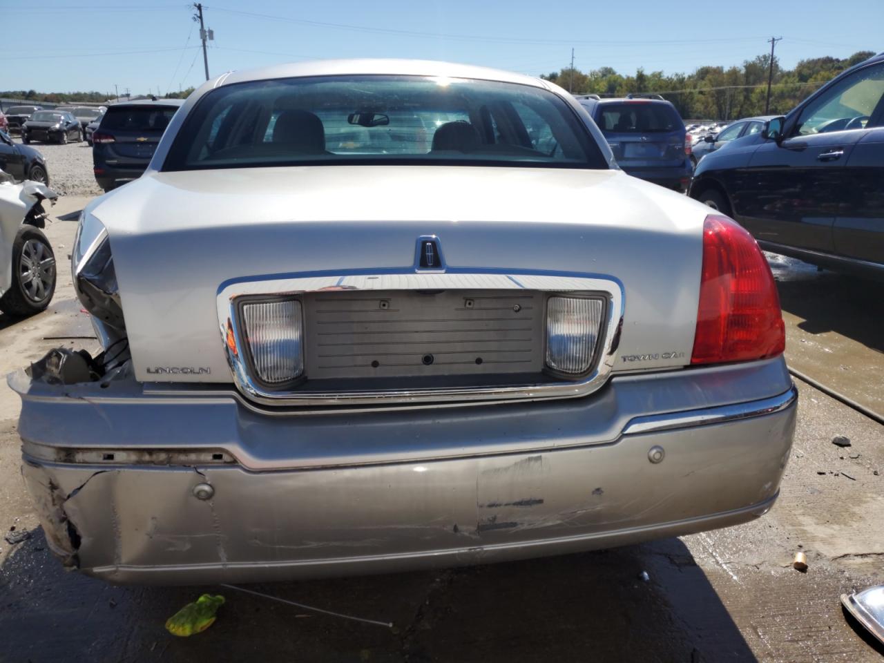 2004 Lincoln Town Car Executive VIN: 1LNHM81W64Y668932 Lot: 74391044