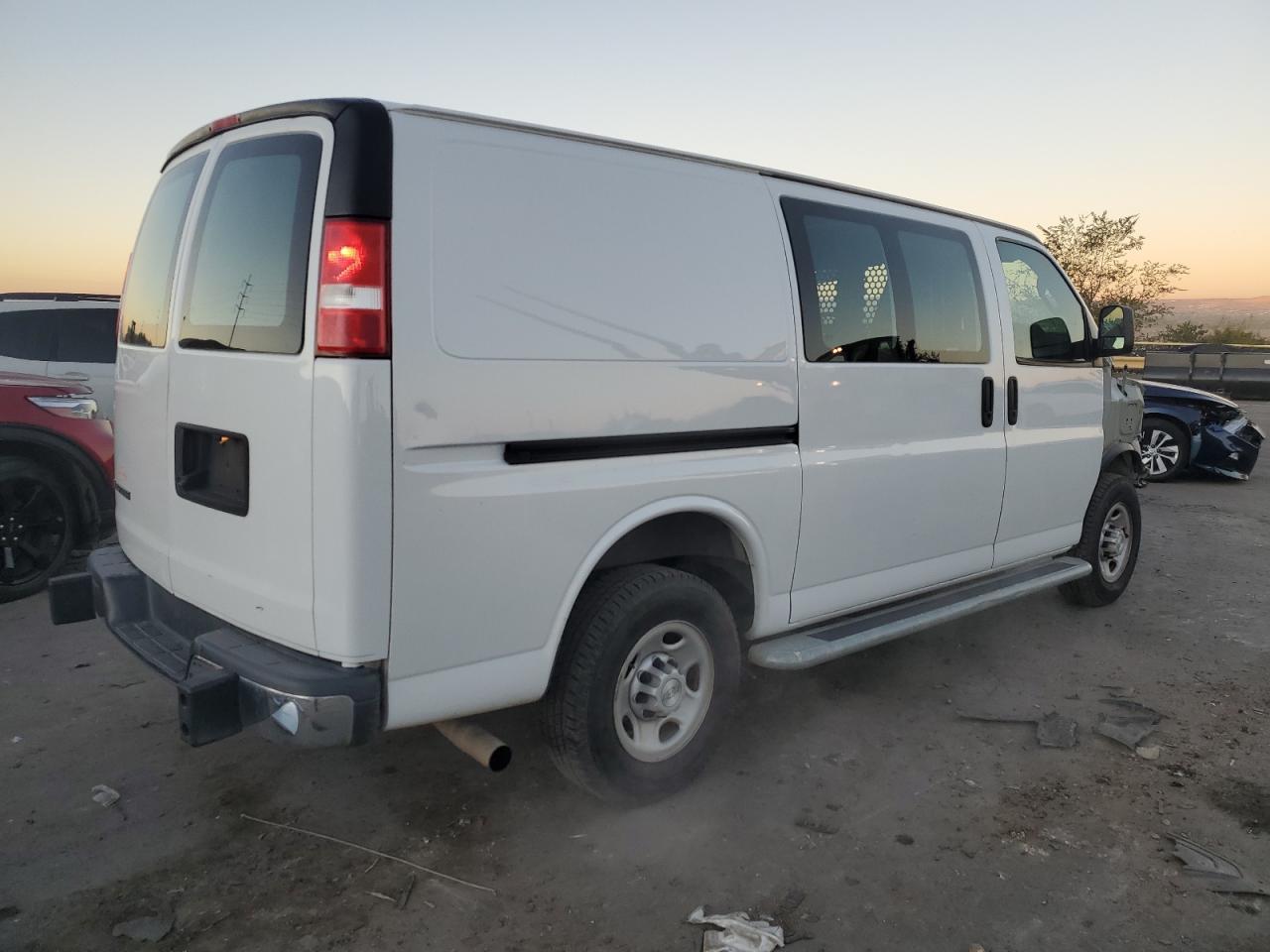 VIN 1GCWGAFG7J1910868 2018 CHEVROLET EXPRESS no.3