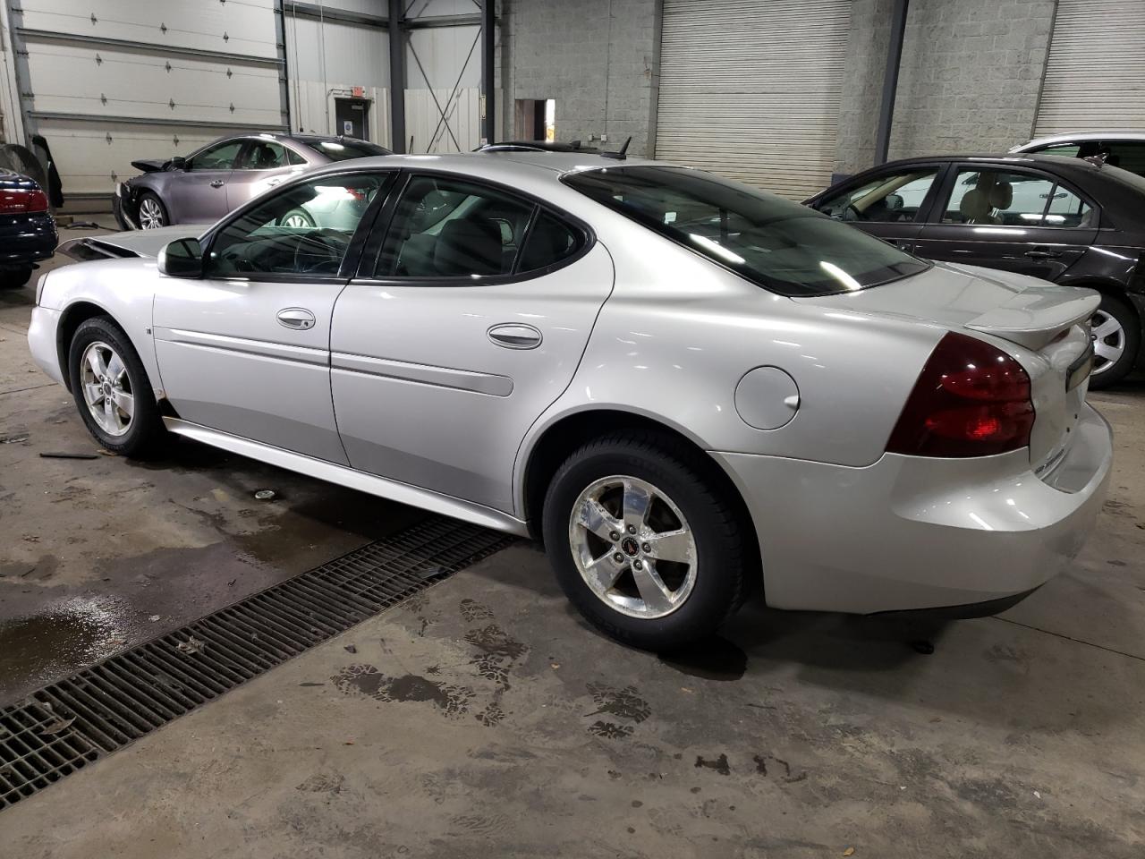 2006 Pontiac Grand Prix - Image 2