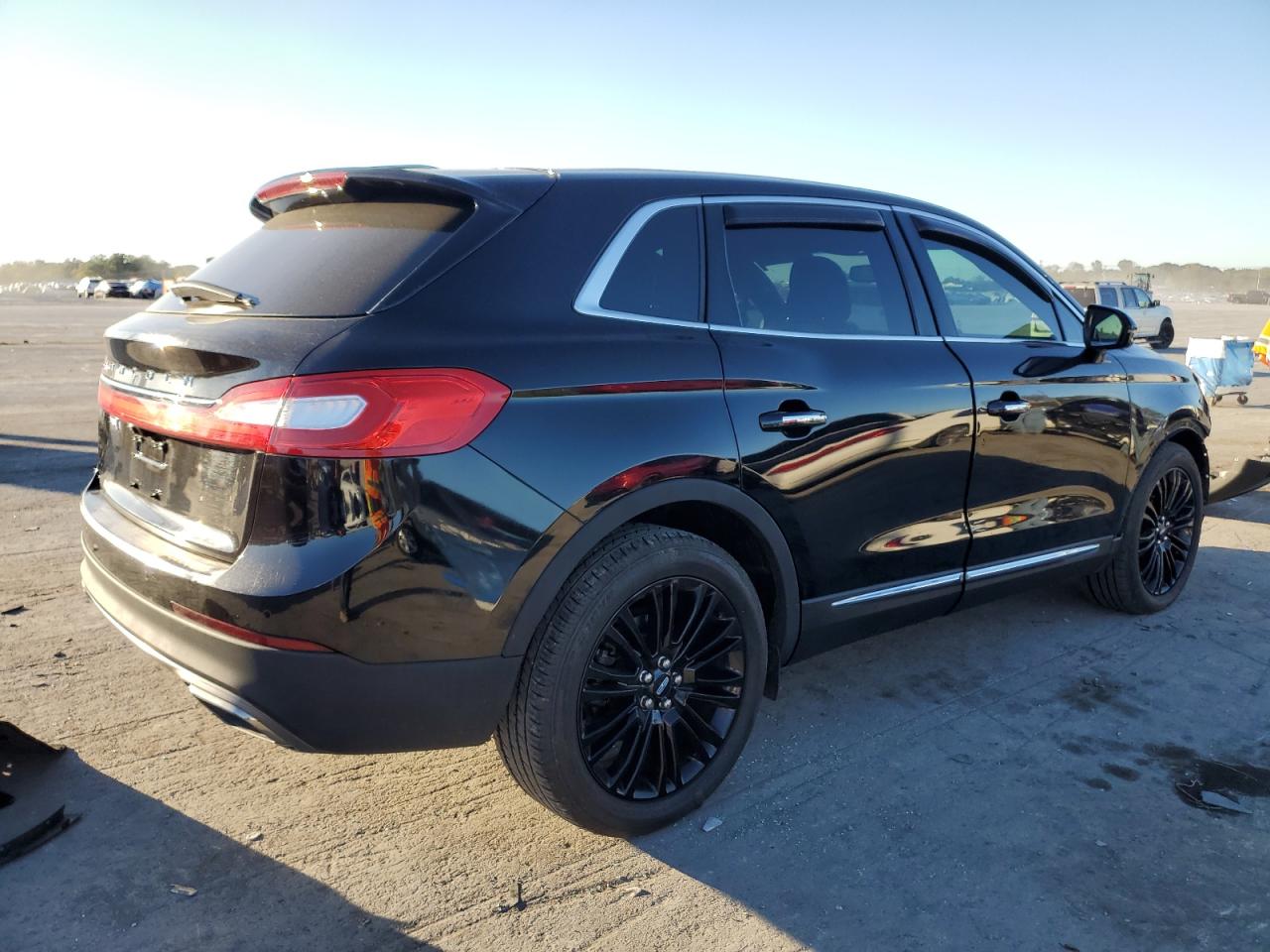 VIN 2LMPJ6LRXJBL23397 2018 LINCOLN MKX no.3