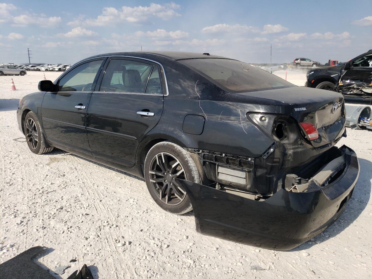 2010 Toyota Avalon - Image 2