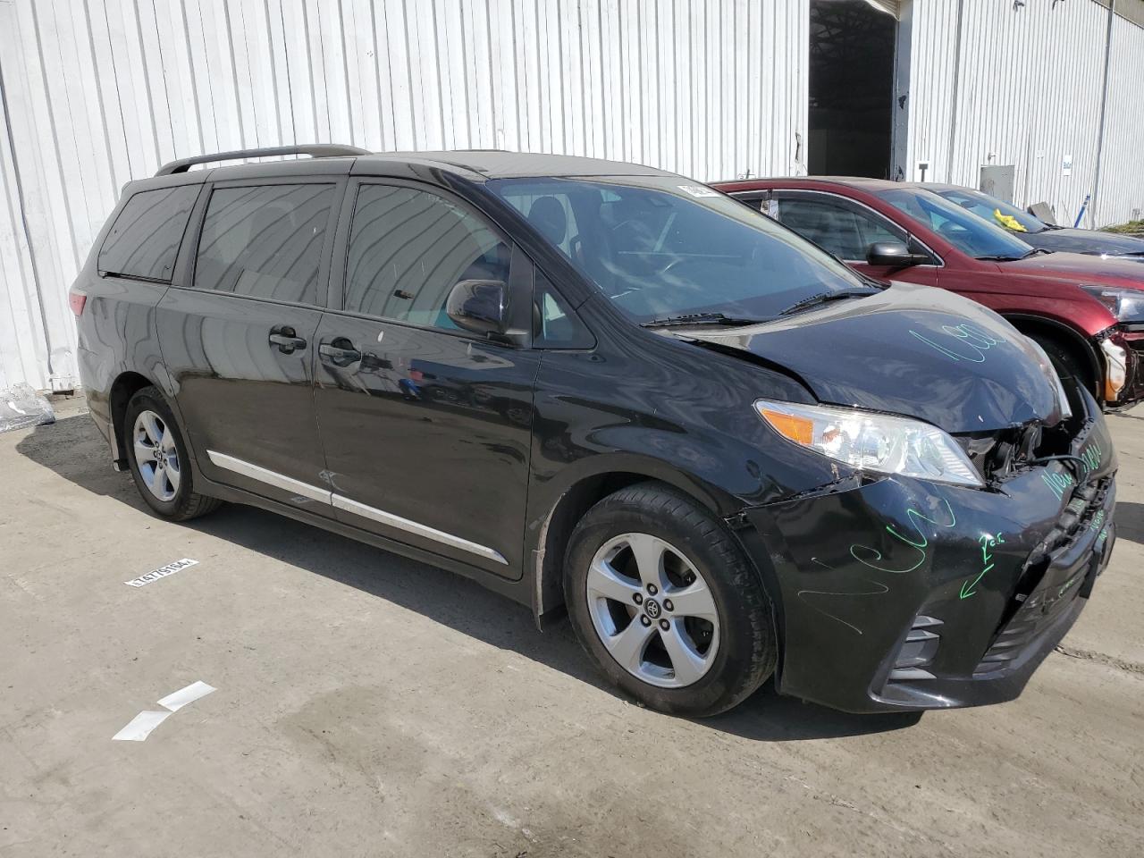 2018 Toyota Sienna - Image 4