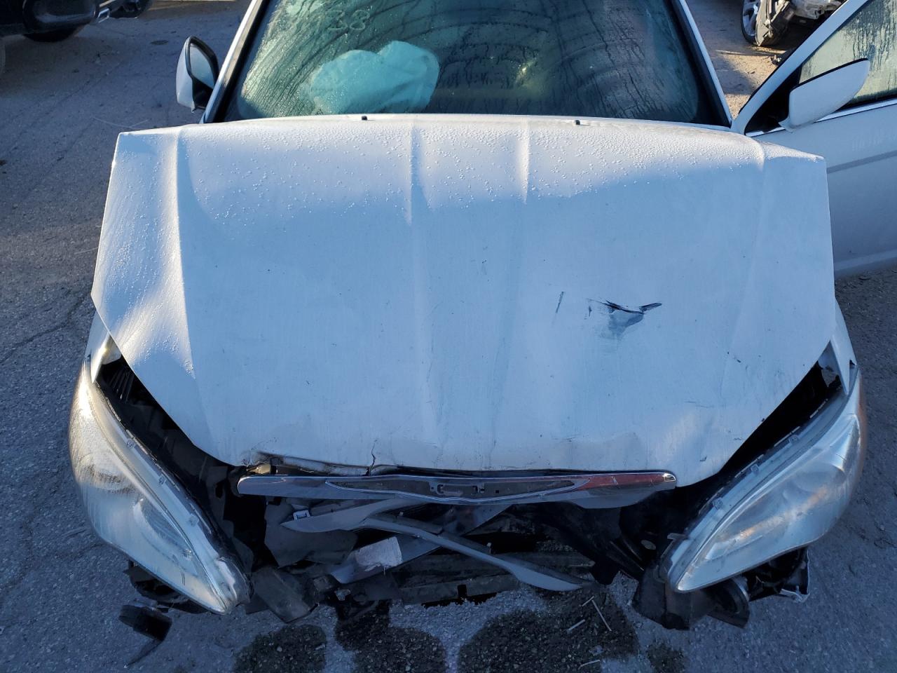 2013 Chrysler 200 - Image 13