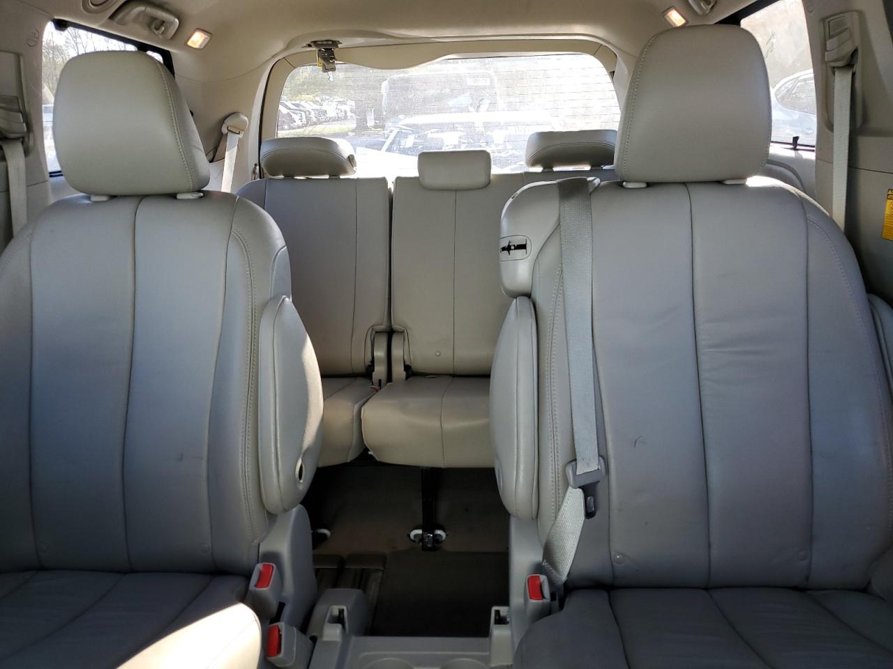 2014 Toyota Sienna - Image 10