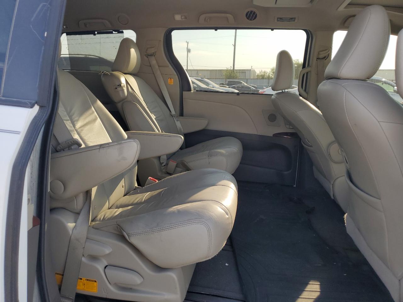 2011 Toyota Sienna - Image 11