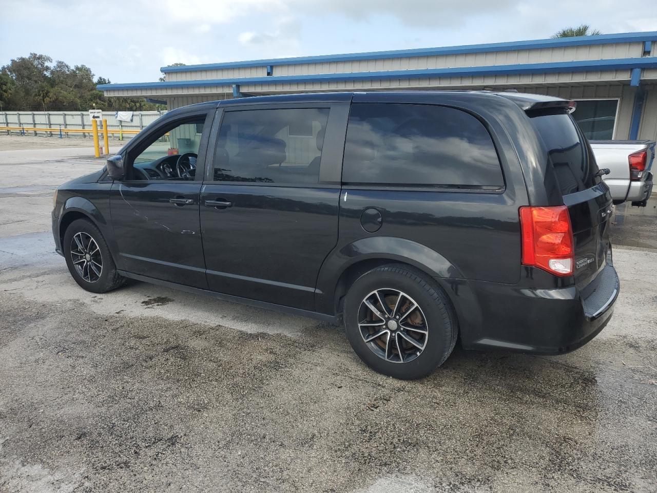 2018 Dodge Caravan - Image 2