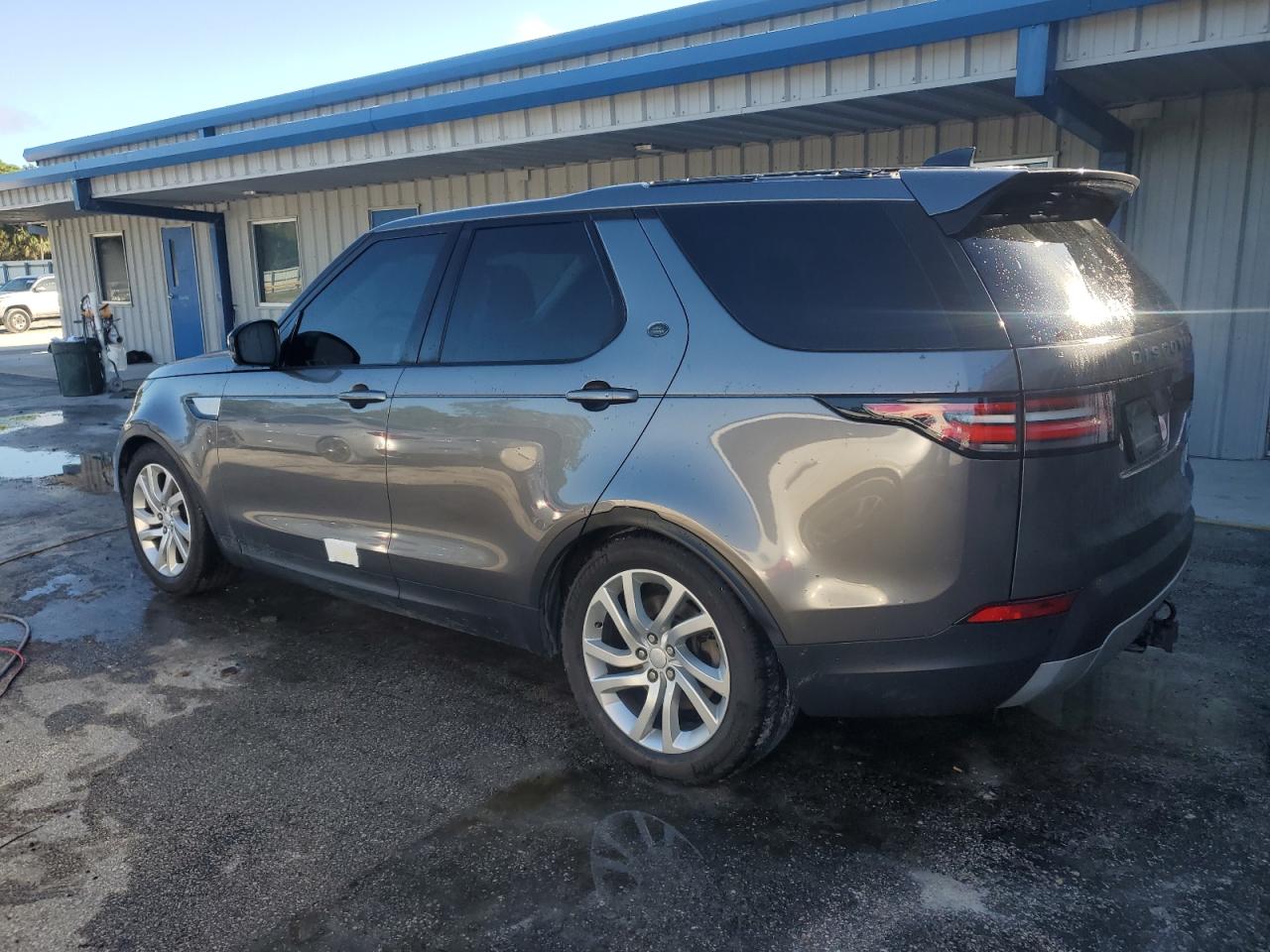 2017 Land Rover Discovery - Image 2