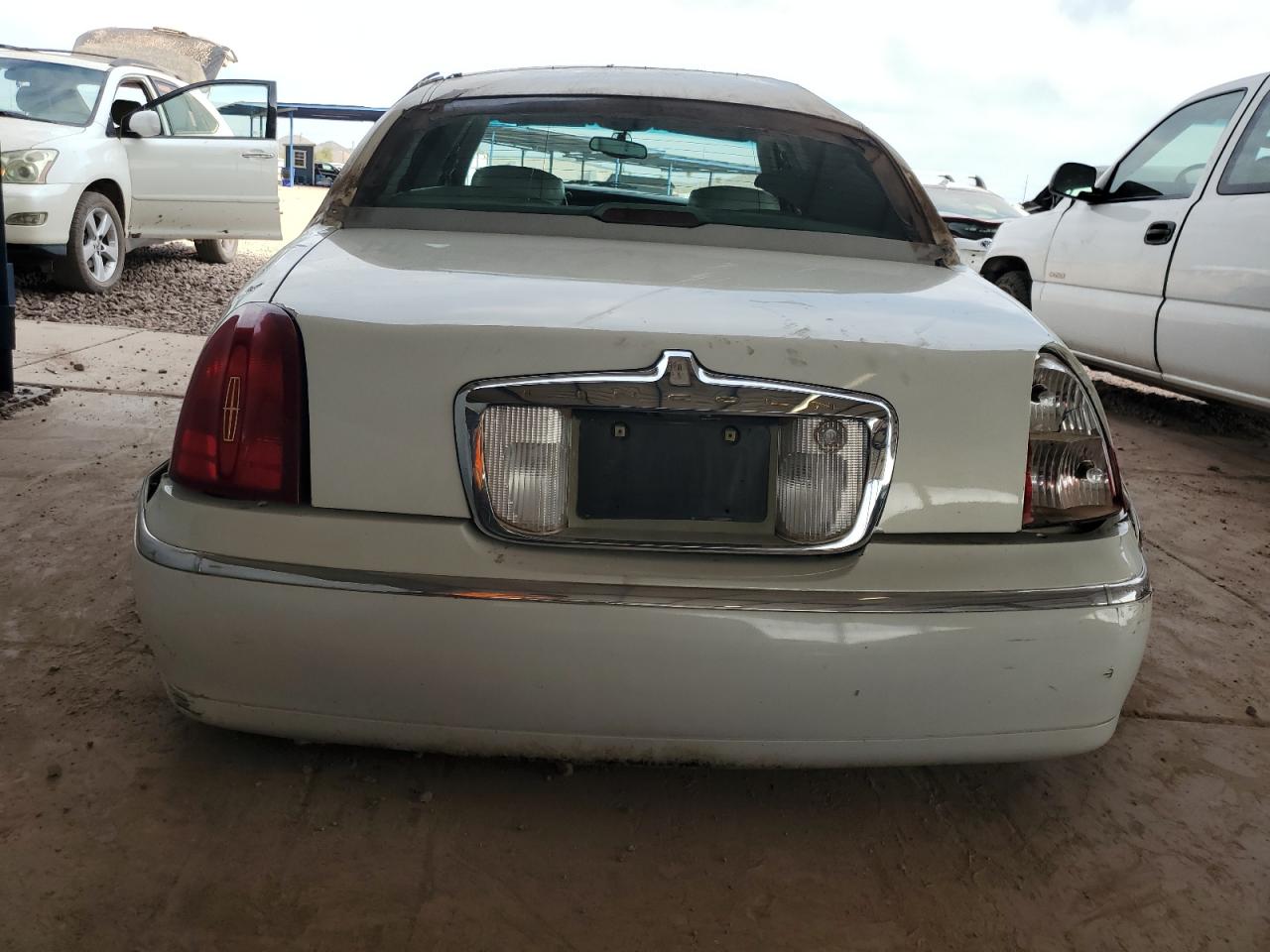 1LNHM82W81Y697774 2001 Lincoln Town Car Signature