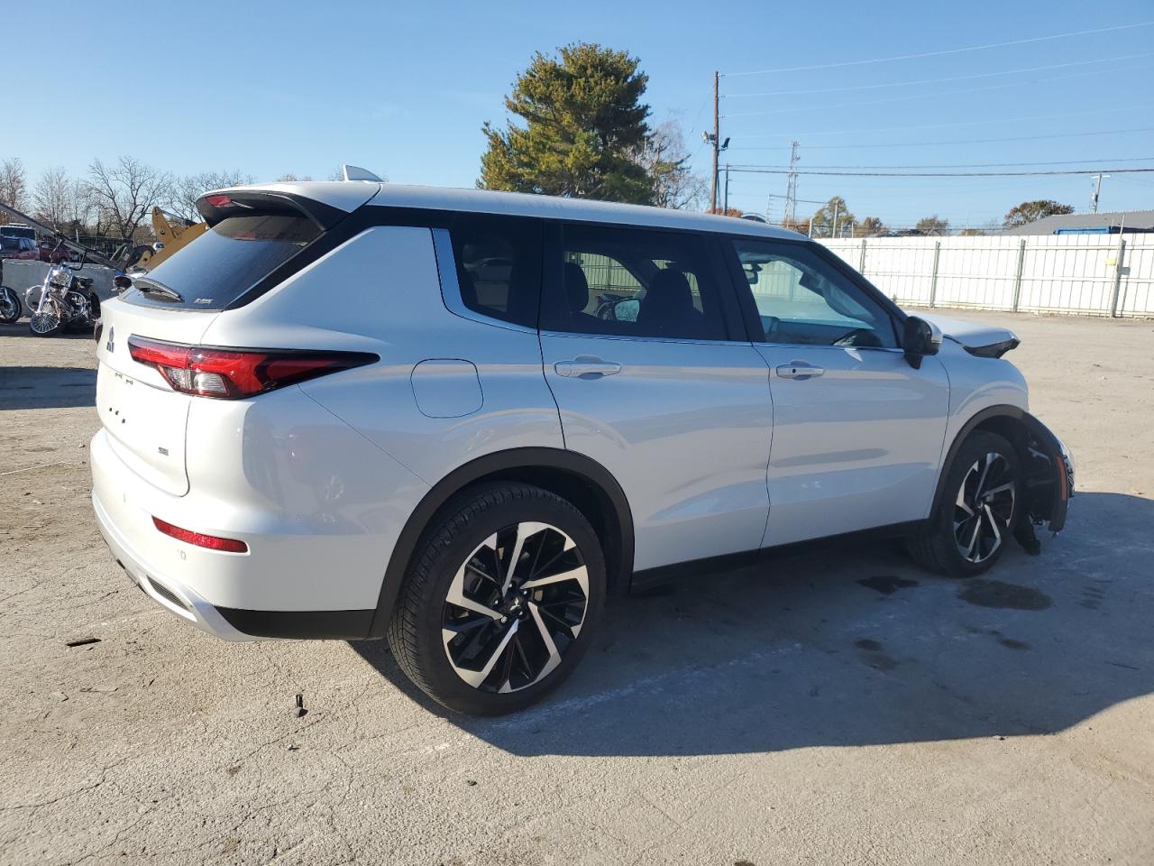 2024 Mitsubishi Outlander - Image 3