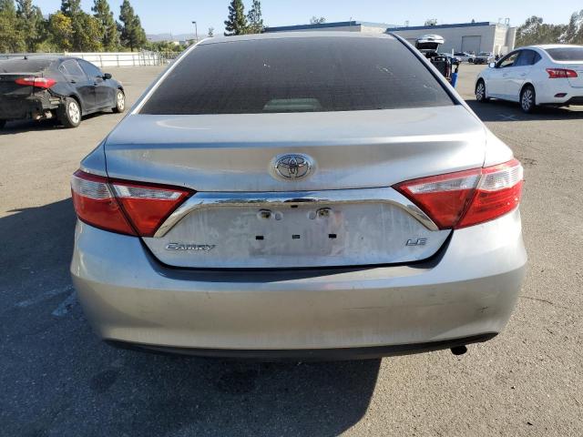 Sedans TOYOTA CAMRY 2017 Srebrny